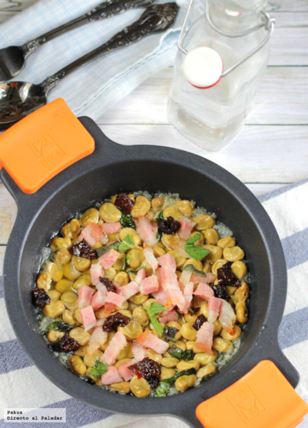 Habitas baby con panceta caramelizada y menta. Receta