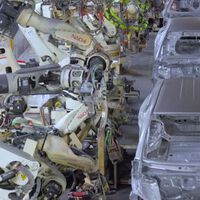 Toyota quiere copiar a Tesla para fabricar coches eléctricos, pero tiene un problema