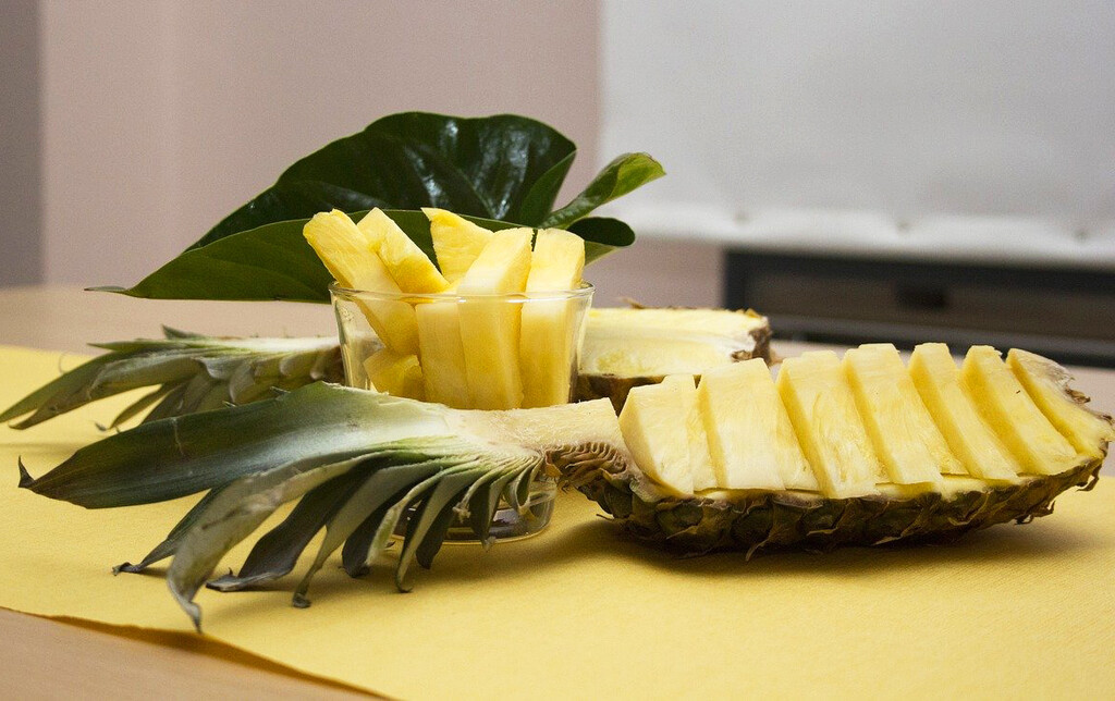 Cómo cortar y servir una piña fácilmente de varias formas diferentes ...