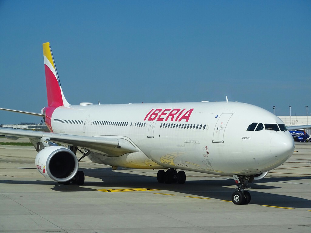 Iberia va a cobrar hasta 140 euros extra por facturar equipaje irregular. Ahora solo falta saber qué es "equipaje irregular"
