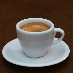 La cafetera barista con molinillo y espumador integrado que los amantes del café van a adorar está rebajada en El Corte Inglés 