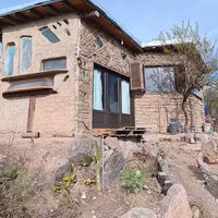 Paredes de barro e janelas de para-brisas: a mulher mexicana que deixou a cidade para construir a própria casa nas montanhas  