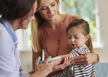 Vacuna de la Meningitis B 'Bexsero': dos de cada tres familias compran la vacuna para sus hijos