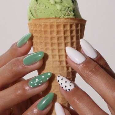 El diseño de uñas que nadie se esperaba esta primavera-verano es el más demandado: siete manicuras con lunares súper lucidas y animadas 