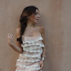 Siete vestidos midi de estilo lencero que encontramos en Zara, Mango y más perfectos para cualquier ocasión 