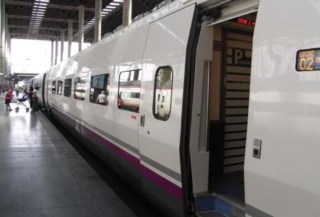 Renfe lanza la tarjeta joven AVE tras el éxito de la reducción de precios en billetes de larga distancia