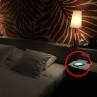 Dormir con el móvil cerca tiene riesgos reales, pero no por la radiación. La ciencia tiene claro el culpable