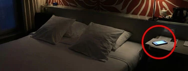 Dormir con el móvil cerca tiene riesgos reales, pero no por la radiación. La ciencia tiene claro el culpable