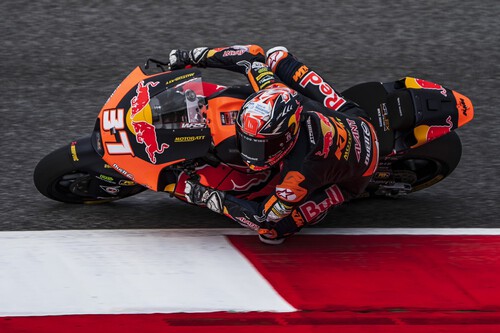 Pedro Acosta arrasa en Mugello, Alonso López la lía pero remonta y Arón Canet pierde el podio al final