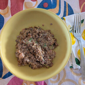 Esta ensalada no entra por los ojos, pero es un inventazo para una comida saludable lista en menos de 10 minutos 