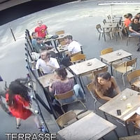 "Solidarité!": el puñetazo a una mujer que ha despertado el movimiento #MeToo de Francia 