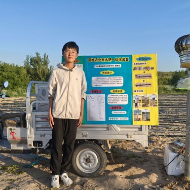 Con un tubo y botellas de plástico, un estudiante chino de 14 años crea la solución perfecta para «fabricar» agua en el desierto