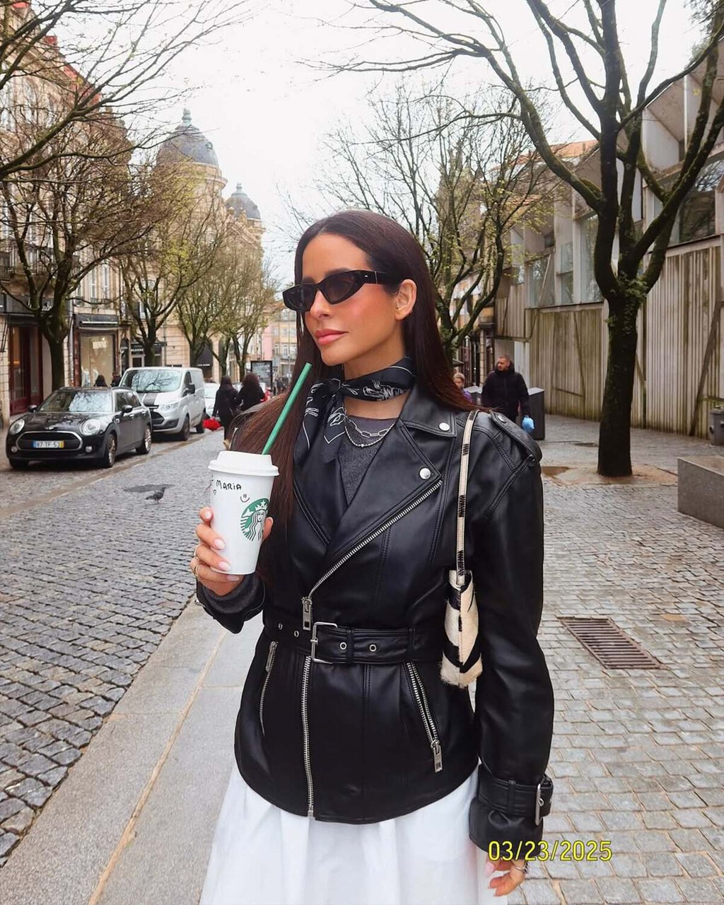 Las nuevas Adidas verde botella que mejor sientan con cazadoras de cuero este otoño  