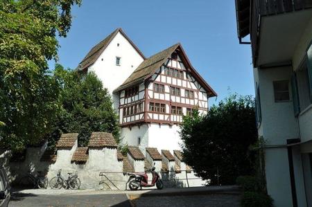 1024px-zug_burg_zug_und_museum_2.jpg