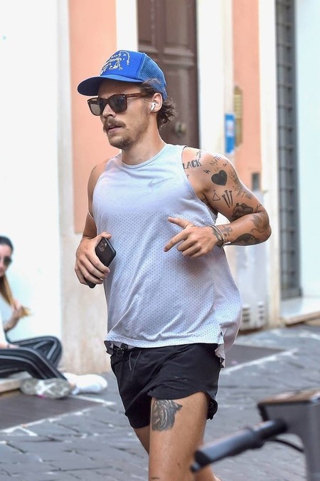 Harry Styles suda el mostacho gordo sin 'calzone' haciendo 'jogging' por las calles de Roma