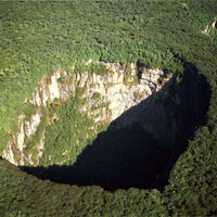 Durante millones de años, el agua vació esta montaña desde adentro: el resultado fue un agujero de más de 300 metros 