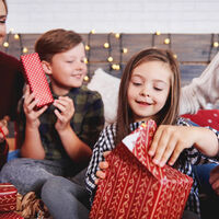 Navidades en crisis: antes de comprar un regalo a un niño pregúntale a los padres qué necesitan 