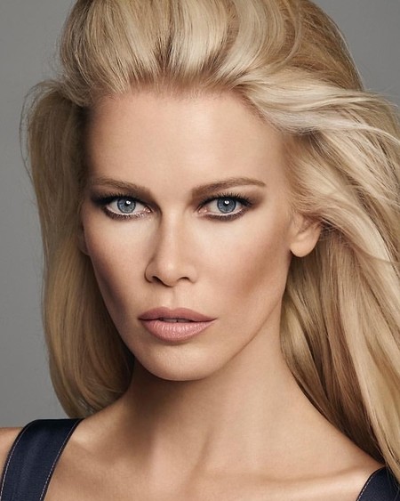 Vas a querer maquillarte como Claudia Schiffer. Ahora ya puedes con su propia línea de productos