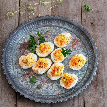 Receta de huevos endiablados o deviled eggs. Receta norteamericana