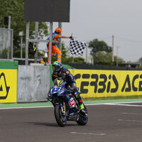 Stefano Manzi gana en casa y empieza a abrir hueco en el mundial de Supersport con su Yamaha R9 