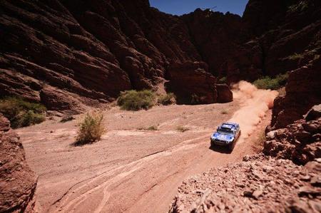 Carlos Sainz vuelve a ganar a las puertas del desierto