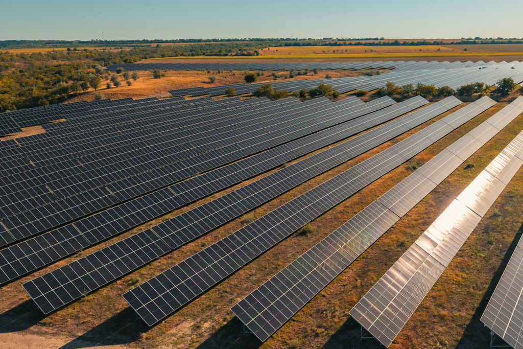 Madrid consume más y genera menos energía que nadie. Y además sus vecinos se están negando a poner placas solares