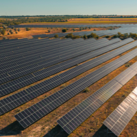 Madrid consume más y genera menos energía que nadie. Y además sus vecinos se están negando a poner placas solares