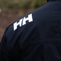 Esta es la chaqueta Helly Hansen que más vamos a usar este otoño y con razón: es impermeable, cortavientos y cuesta casi nada 