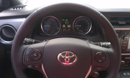 toyota_auris_ts_hybrid