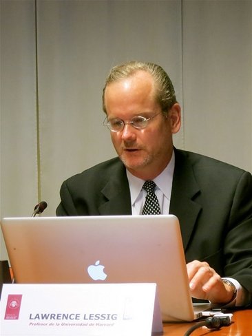 El creador de Creative Commons apuesta por la desaparición de las SGAE
