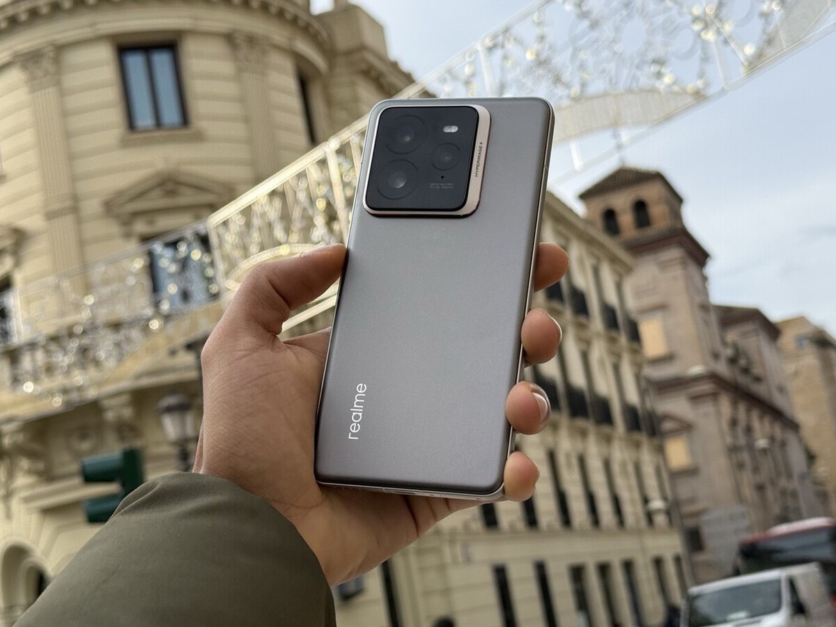 A striking 2B cosplay capturing her iconic look