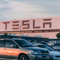 ¿Quieres tener una parte de la empresa más valiosa de Elon Musk? ahora puedes comprar las acciones de Tesla en pesos directamente en la Bolsa de Valores de Colombia