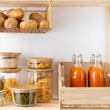 Este accesorio accesorio transforma la puerta de la cocina en despensa sin taladros