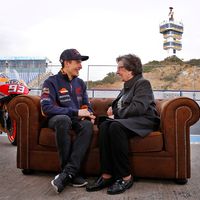 ¿Recuerdas a la señora de los rulos que se subió al coche con Marc Márquez? Pues ha vuelto 