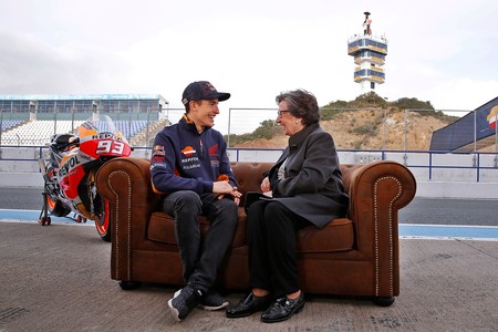 ¿Recuerdas a la señora de los rulos que se subió al coche con Marc Márquez? Pues ha vuelto