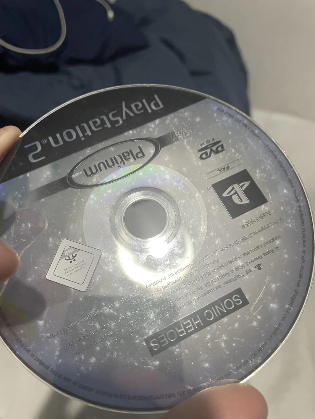 Los discos de la PS2 tienen un truco visual que sólo se revela bajo ciertas condiciones de iluminación