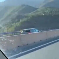 Un 'kamikaze' de 82 años circula 10 km en sentido contrario. Vuelve la polémica sobre renovar el carnet a conductores mayores