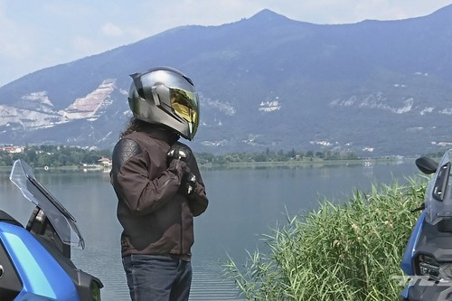 Probamos la chaqueta Icon 1000 Squalborn: impermeabilidad y estilo retro de entretiempo por menos de 300 euros