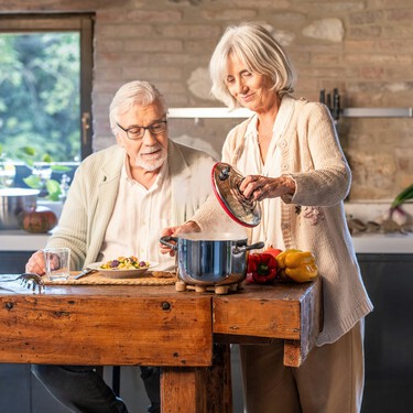 Ni hacer jardinería ni cuidar a los nietos: cocinar es la mejor actividad para mejorar la salud y la creatividad en mayores de 65 