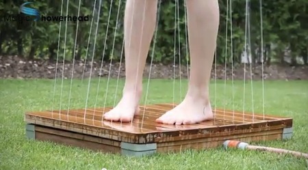 Ducha de jardín automática para refrescarse en verano