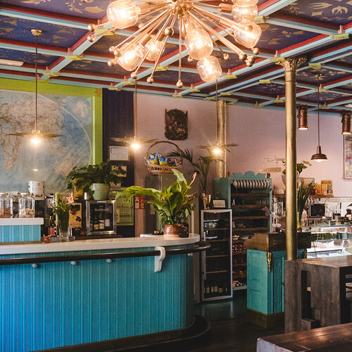 Parece un ultramarinos de antaño, pero ha revolucionado la gastronomía (y la vida social) de este pueblo del Occidente de Asturias 