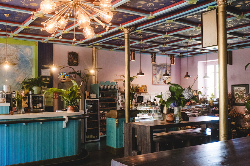 Parece un ultramarinos como los de antaño, pero ha revolucionado todo un pueblo del Occidente de Asturias