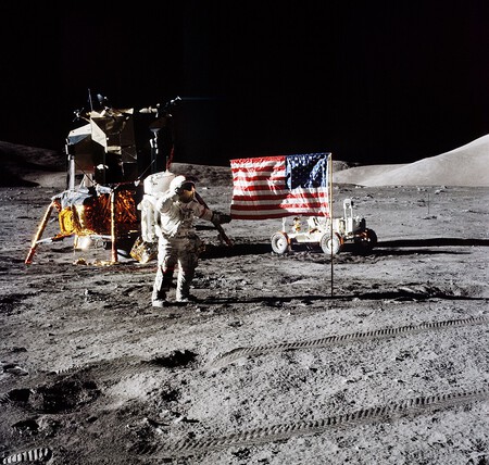 Eugene Cernan junto al rover y el módulo lunar de la misión Apolo 17