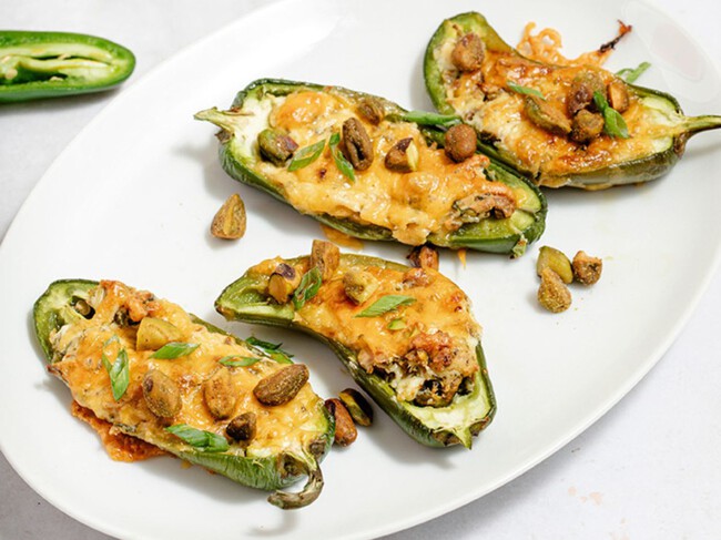 Cómo hacer jalapeños en escabeche rellenos de queso y pistaches para botanear el fin de semana