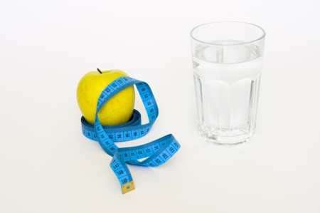 Beber más agua, ¿realmente ayuda a adelgazar?