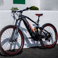 Una bici muy dakariana: Audi presenta su primera e-MTB inspirada en el RS Q e-tron de Carlos Sainz