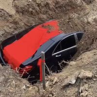 Quería tanto a su auto, que pidió que lo enterraran con él: Internet no tardó en reaccionar 