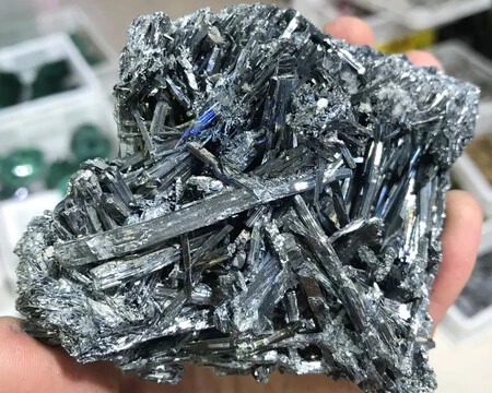 アンチモンは主に岩石や鉱物の形で存在します。