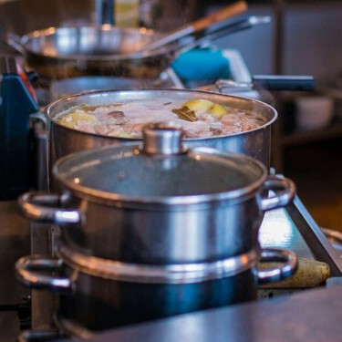 El truco más fácil para organizar las tapas de tus ollas: olvídate de guardarlas en el horno