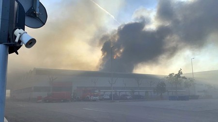 Un incendio alcanza el Museo SEAT, la nave 122 llena de coches históricos